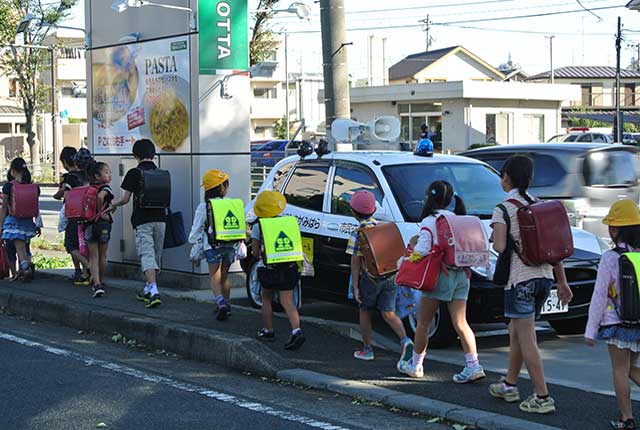 登校風景と青パト